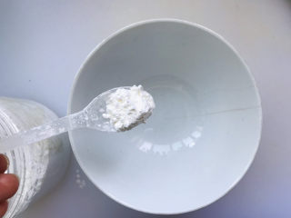 7、青椒炒豆腐,煎豆腐时,调个水淀粉,1勺玉米淀粉放入碗中;