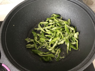 11、青椒炒豆腐,锅里倒底油,炒青椒;