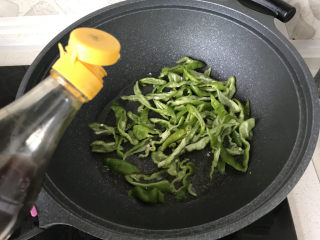 12、青椒炒豆腐,刚放入青椒,马上倒一丢丢香醋,会让青椒更有风味;