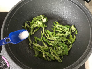 13、青椒炒豆腐,再加小半勺白糖,青椒就不会那么辣了,爱吃辣的就忽略这步吧!