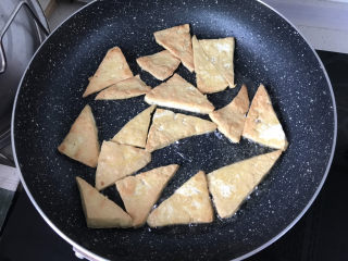 10、青椒炒豆腐,两面金黄,出锅备用;