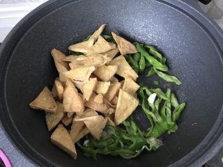 15、青椒炒豆腐,加入煎好的豆腐轻轻翻炒;