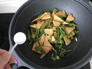 18、青椒炒豆腐,加适量的盐;