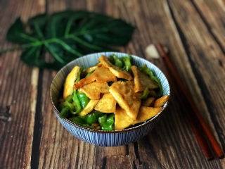 21、青椒炒豆腐,一道好似荤菜的豆腐素菜完成!