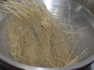 1、爽拌粉丝,烧一锅水，约60度时关火，把干粉条或者粉丝泡上，加盖，很快就回软了。