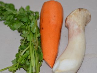 2、爽拌粉丝,其实其它材料，一根胡萝卜，一个杏鲍菇，一把香菜。