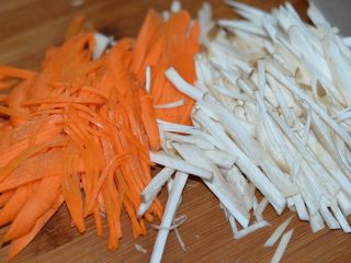3、爽拌粉丝,胡萝卜和杏鲍菇切丝，