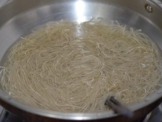 5、爽拌粉丝, 已经泡软的粉条，注意不要泡烂了，及时出锅沥水。