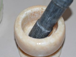 11、爽拌粉丝,大蒜捣成泥。