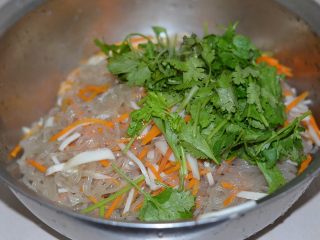 10、爽拌粉丝,萝卜丝，杏鲍菇丝，和粉丝全都放在一个大盆中。