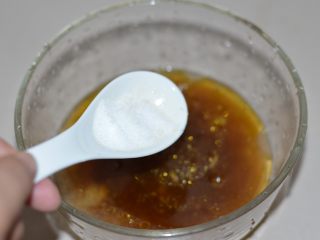 16、爽拌粉丝,适量的盐