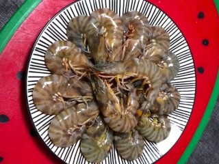 1、椒盐串串虾,准备一盘新鲜的大虾