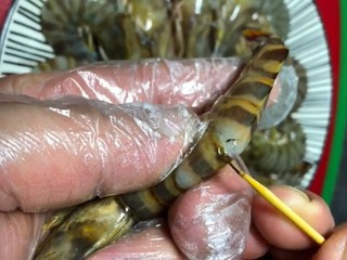 2、椒盐串串虾,在大虾的第三个关节处挑出虾线