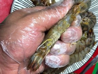 3、椒盐串串虾,剪去虾胡