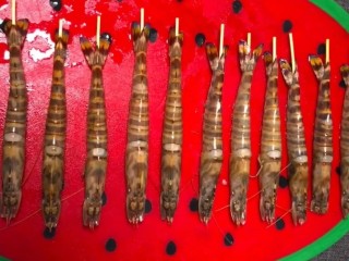 5、椒盐串串虾,全部穿好备用