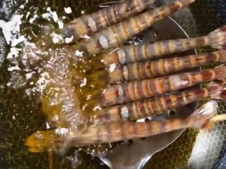 6、椒盐串串虾,油温八成热下入大虾炸