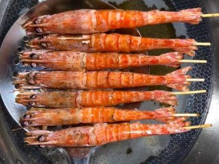 7、椒盐串串虾,小火炸至熟透捞出控油