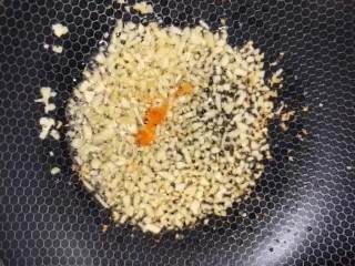 8、椒盐串串虾,锅中留少许的油放入蒜末小火炒香