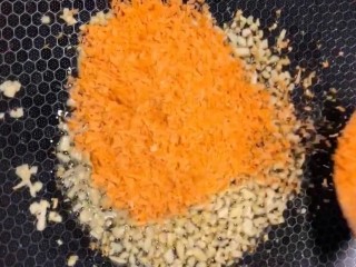 9、椒盐串串虾,放入一勺面包糠小火炒干