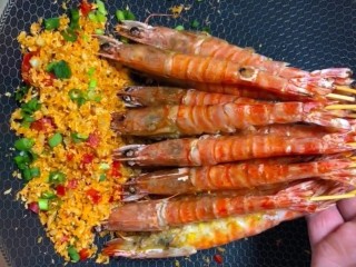 11、椒盐串串虾,放入炸好的大虾