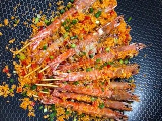 12、椒盐串串虾,最后撒入椒盐翻拌均匀出锅即可