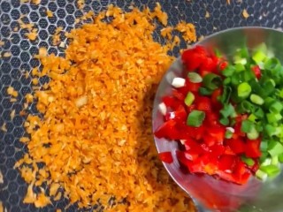 10、椒盐串串虾,放入红尖椒末，香葱末