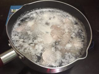 3、自制肉松(面包机版),冷水下锅汆烫一遍去除血沫