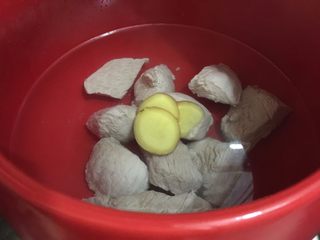 5、自制肉松(面包机版),放入沸水中煲煮