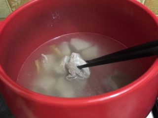 6、自制肉松(面包机版),用筷子戳能戳透即可，省下的汤，是非常鲜美的瘦肉汤，别浪费哦