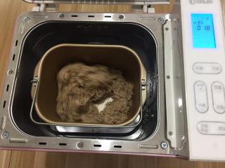 11、自制肉松(面包机版),把所有的肉，都放入搅拌桶。