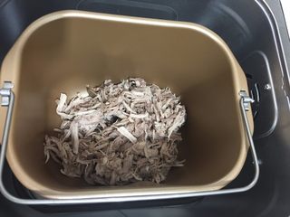 9、自制肉松(面包机版),压好是这样的，把敲碎的肉丝放入面包机的内桶中