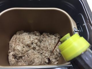 14、自制肉松(面包机版),加入生抽，搅拌一个程序即可
