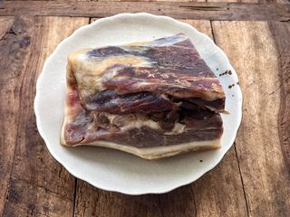 1、天麻炖火腿肉,准备宣威火腿肉1000克。