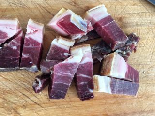 2、天麻炖火腿肉,火腿肉清洗干净用刀切成小块，方便食用。