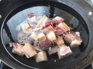 3、天麻炖火腿肉,锅中倒入清水，水可以多放些，火腿肉倒入锅中。