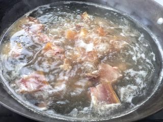 4、天麻炖火腿肉,调大火烧开后，煮5～6分钟（火腿一般比较咸，水煮可以去除陈年老火腿的腥味，减少火腿肉的咸味）