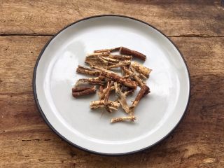 6、天麻炖火腿肉,五指毛桃根清洗干净，我比较喜欢添加五指毛桃根，炖好的汤非常鲜美。