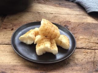 7、天麻炖火腿肉,天麻用铁锤打碎清洗干净待用（如果是切好片的天麻直接清洗干净就可以）