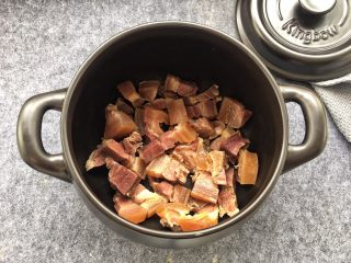 8、天麻炖火腿肉,火腿肉倒入砂锅中。