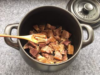 9、天麻炖火腿肉,放入五指毛桃根，添加五指毛桃根可以增加肉香味。