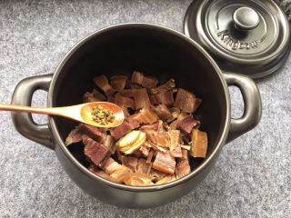 11、天麻炖火腿肉,添加10多粒花椒提味。