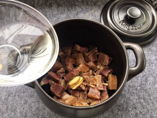 13、天麻炖火腿肉,添加适量清水（没过火腿肉表面就可以了，水添加过多会改变肉汤鲜味）