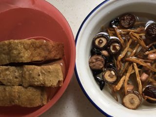 2、四喜烤麸,食材冷水泡发