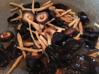 7、四喜烤麸,香菇、木耳、黄花菜放油锅爆香存出