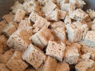 8、四喜烤麸,油锅中放生姜和烤麸,