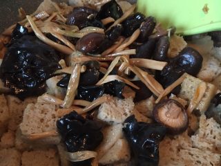 9、四喜烤麸,炒至烤麸表面微微发黄,放入事先炒好的菇