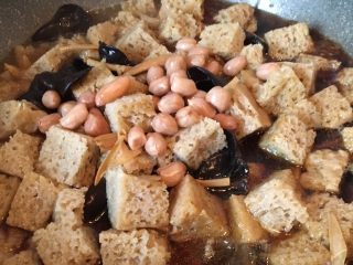 11、四喜烤麸,放入花生