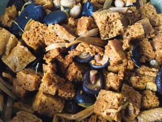 12、四喜烤麸,大火烧二十分钟,十分钟翻炒一次