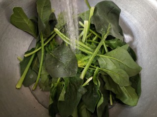 2、焦蒜皮蛋浸菠菜,菠菜择去黄叶、根，加一些果蔬盐洗净。