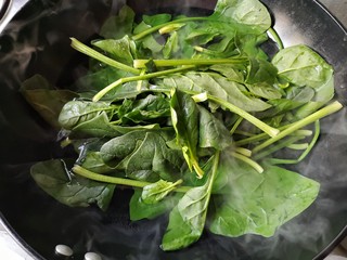 3、焦蒜皮蛋浸菠菜,将洗净的菠菜放在开水中烫1-2分钟，让草酸溶解在开水中，经过水焯以后菠菜中80%的草酸便可被除去。（菠菜含草酸多，吃起来有点发涩，草酸可与食物中的钙结合形成草酸钙，阻碍人体对钙的吸收，所以菠菜最好先焯水再入菜）